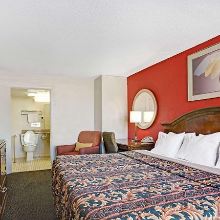 Days Inn By Wyndham Norfolk Military Circle Экстерьер фото