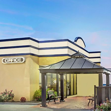 Days Inn By Wyndham Norfolk Military Circle Экстерьер фото