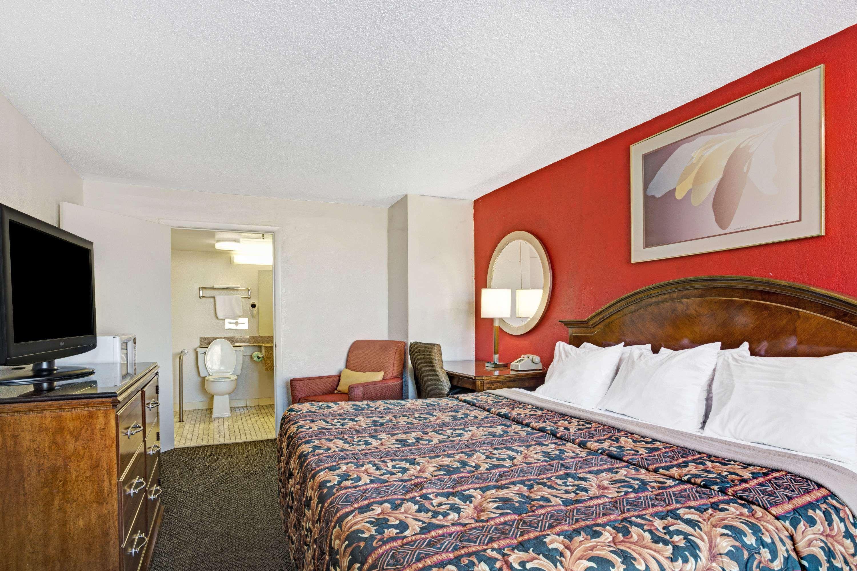Days Inn By Wyndham Norfolk Military Circle Экстерьер фото