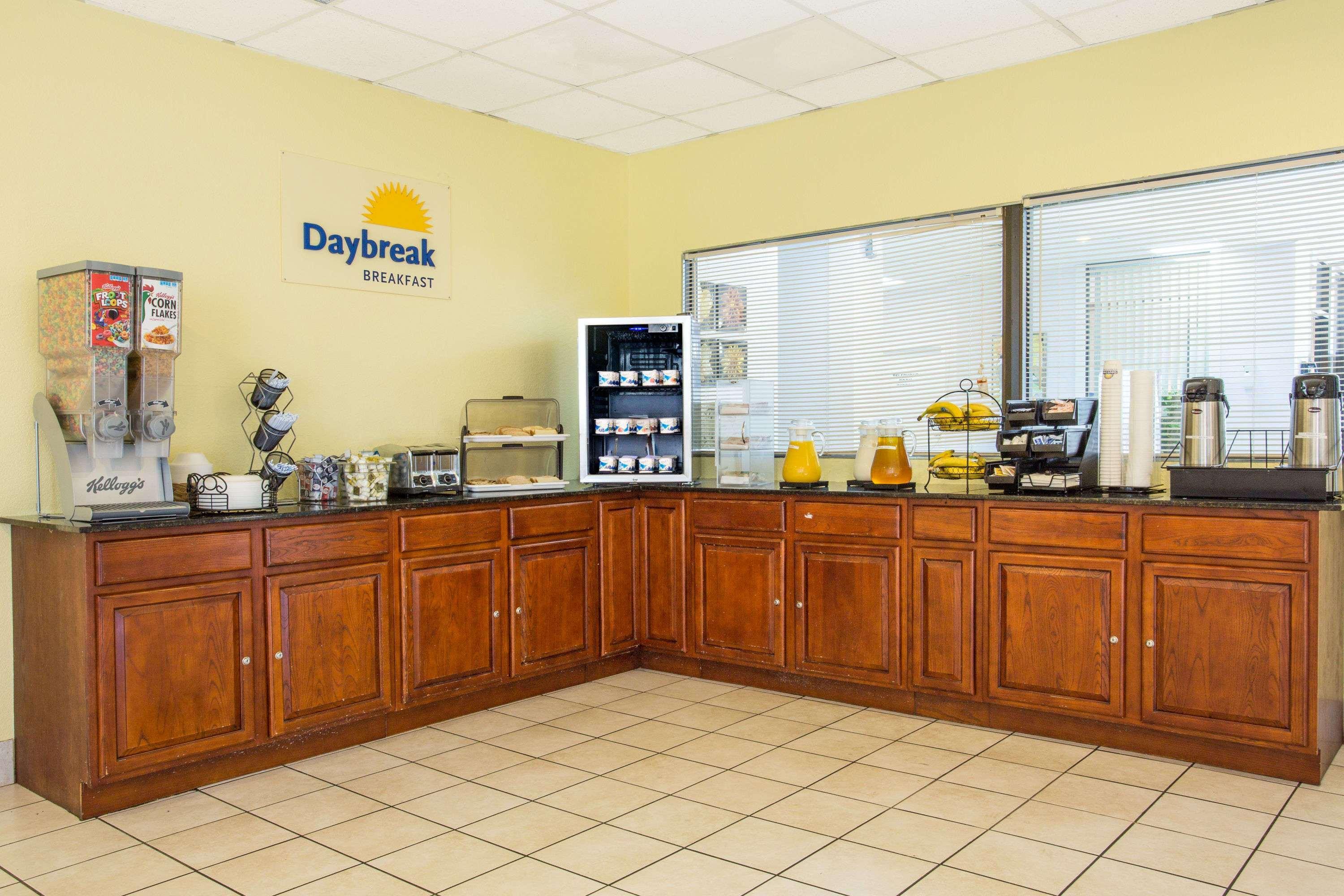 Days Inn By Wyndham Norfolk Military Circle Экстерьер фото
