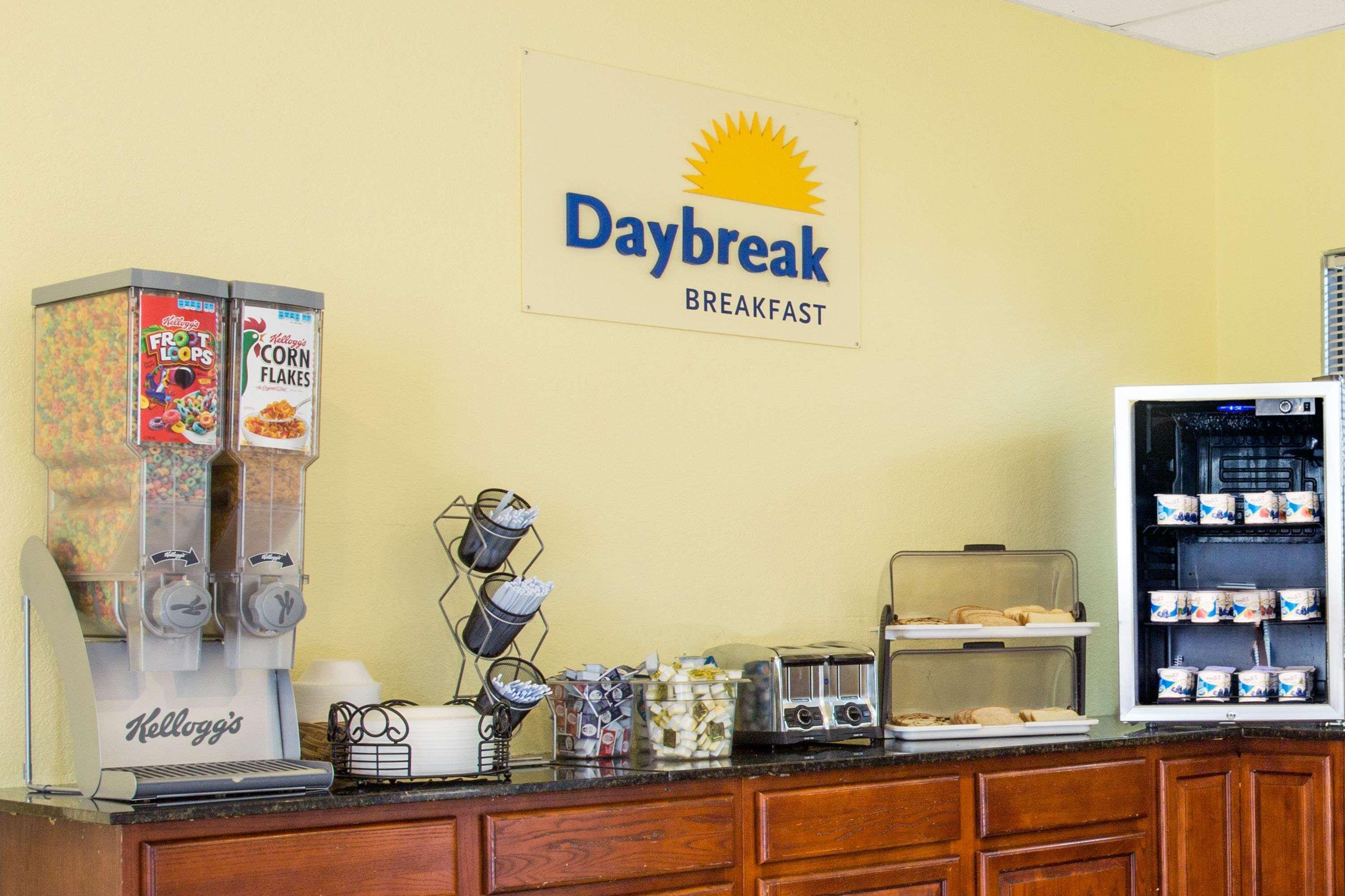 Days Inn By Wyndham Norfolk Military Circle Экстерьер фото