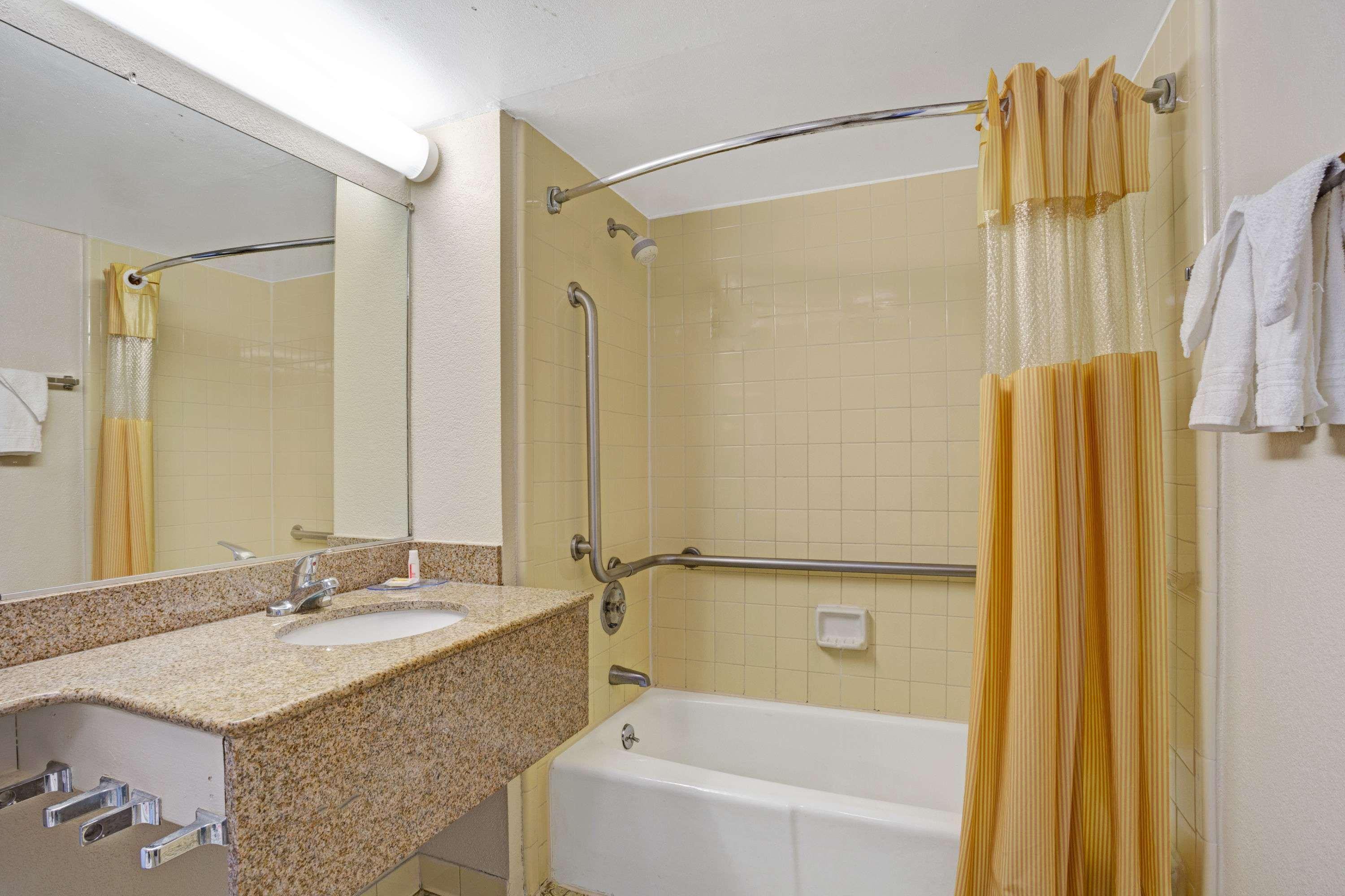 Days Inn By Wyndham Norfolk Military Circle Экстерьер фото