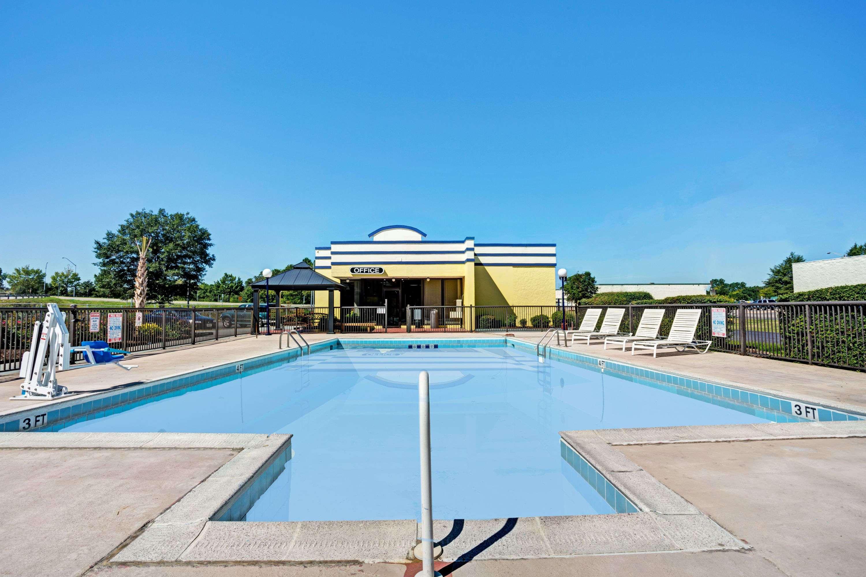 Days Inn By Wyndham Norfolk Military Circle Экстерьер фото
