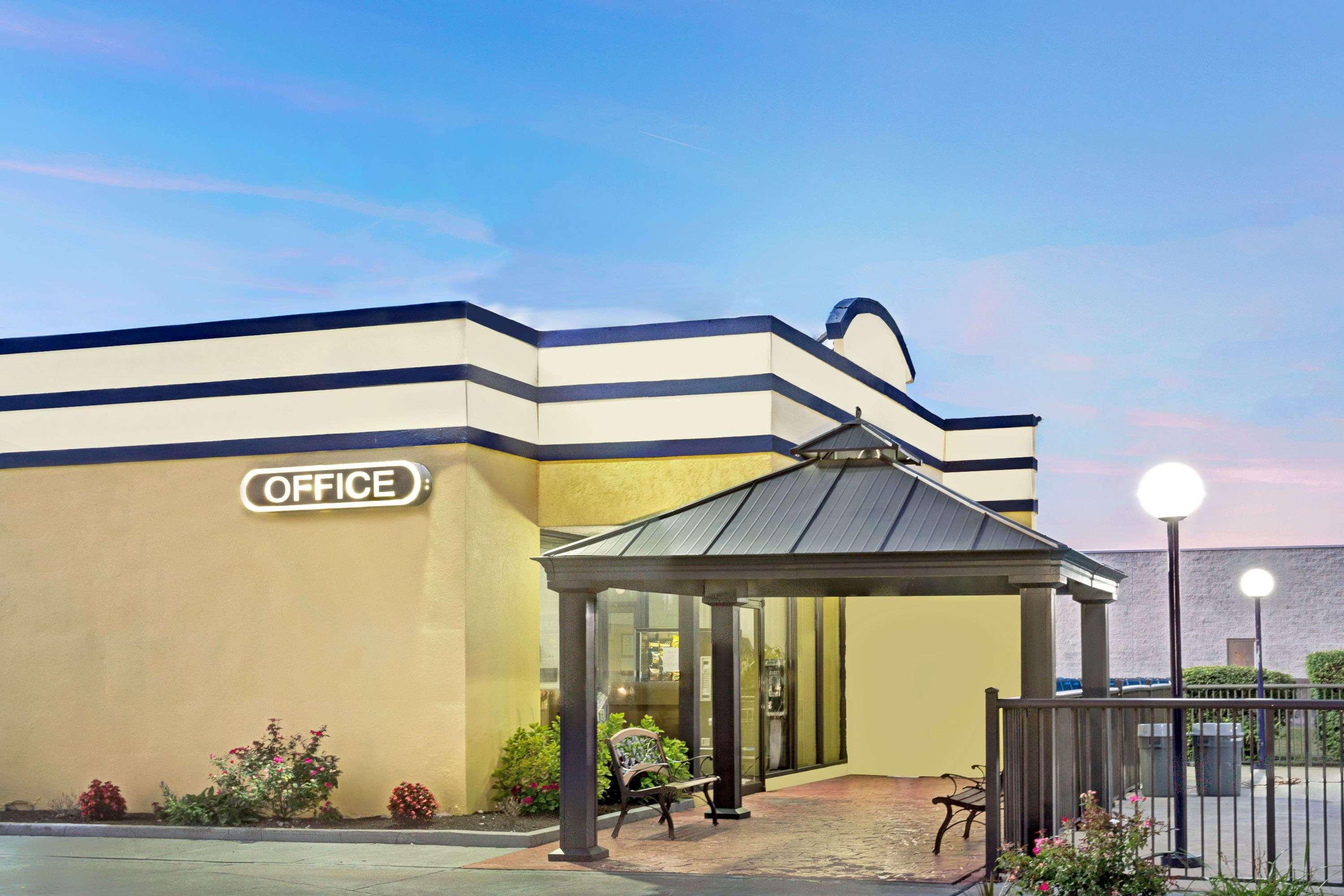 Days Inn By Wyndham Norfolk Military Circle Экстерьер фото