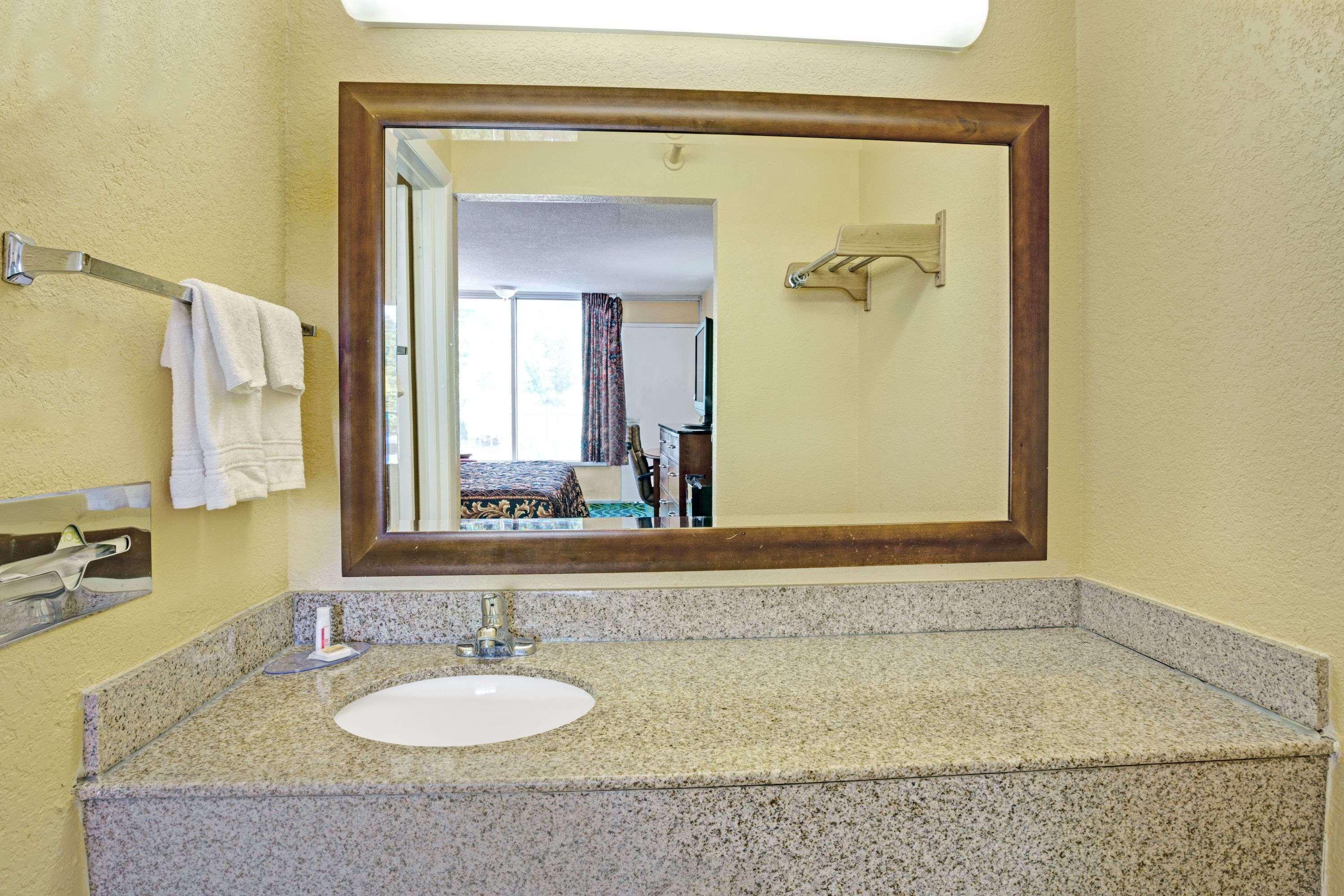 Days Inn By Wyndham Norfolk Military Circle Экстерьер фото