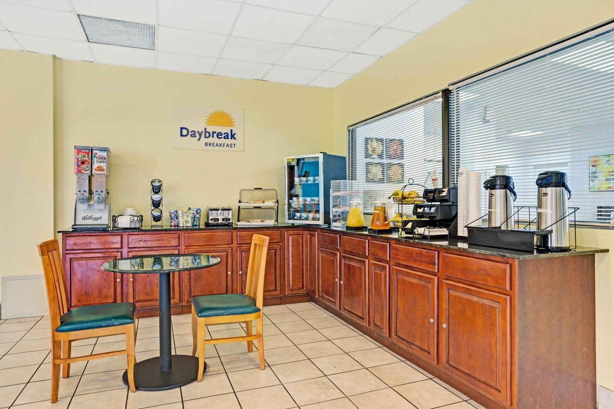 Days Inn By Wyndham Norfolk Military Circle Экстерьер фото